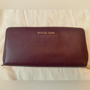 To Michael Kors, zipper wallet